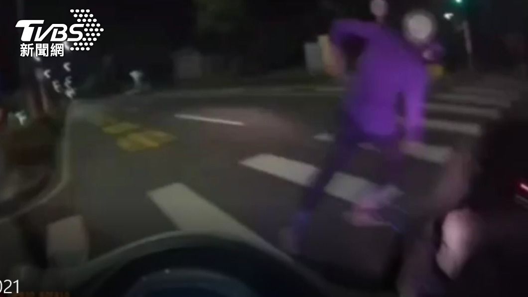 蔡男最後乾脆棄車逃逸。（圖／TVBS）
