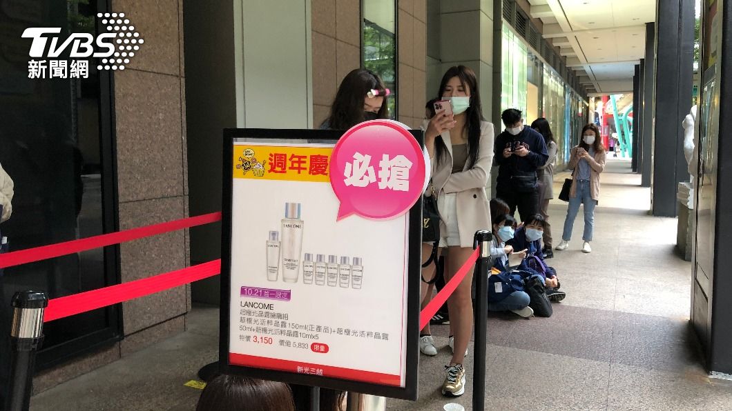 週年慶開跑首日,不到10點就有民眾提前排隊。(圖/TVBS)