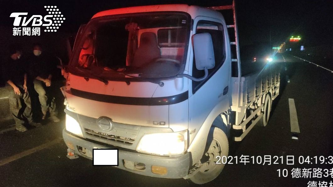 遭撞白色貨車。(圖/TVBS)