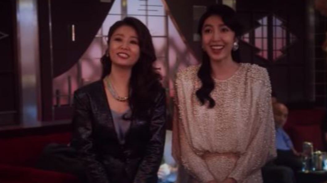 林心如與楊謹華飾演酒店媽媽桑。(圖/翻攝自Netflix Asia YouTube)