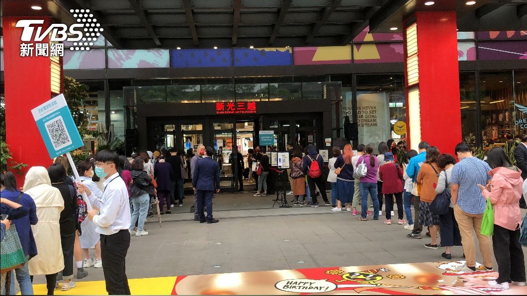 信義區週年慶登場!小資女提早1小時來排隊 瘋搶保養組