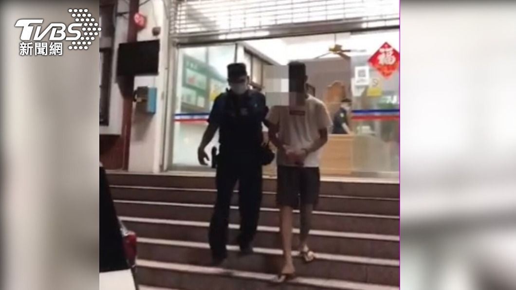 警方依法移送2人。（圖／TVBS）