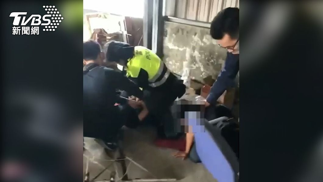 警方一小時內就在民宅頂樓找到人。(圖/TVBS)