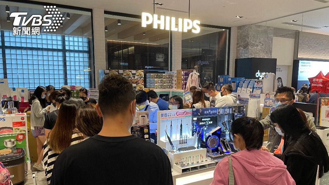 民眾擠爆PHILIPS櫃,搶購電動牙刷。(圖/TVBS)