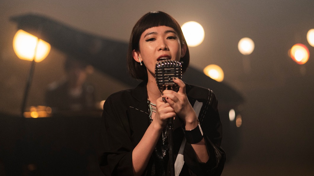 孫可芳在劇中飾演歌手。（圖／公視提供）