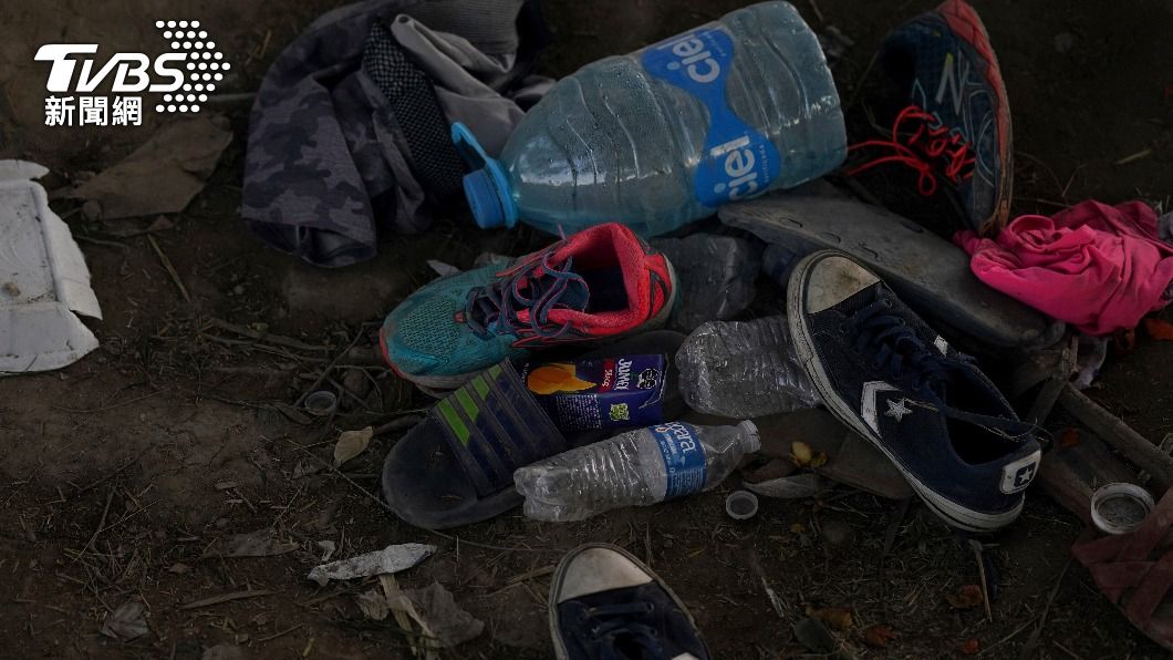 移民遺留在臨時營地的物品及垃圾。(圖/達志影像美聯社)