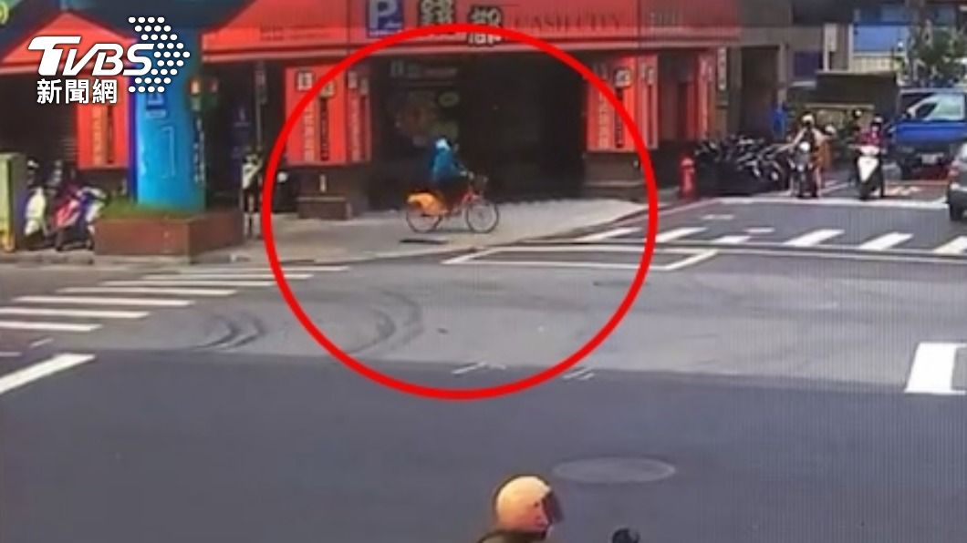 被害人騎著單車想追,但犯嫌已火速逃逸。(圖/TVBS)
