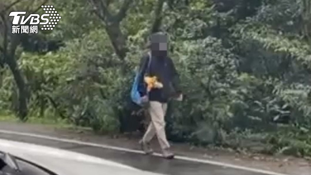 劉姓父親上午帶著女兒心愛玩偶至事發地點。（圖／TVBS）