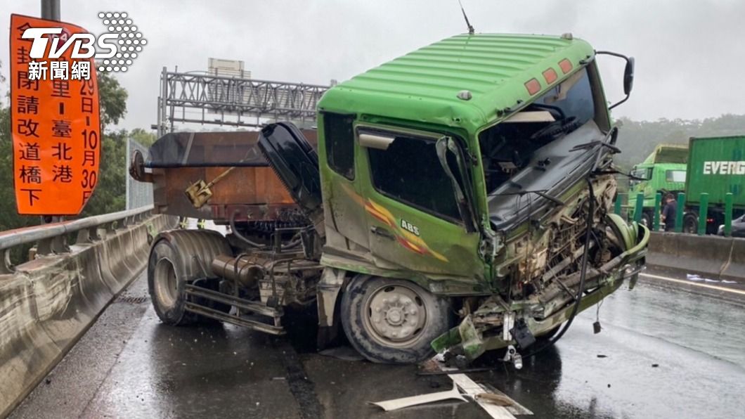疑下雨視線差!聯結車匝道口自撞護欄 台64線一度塞爆