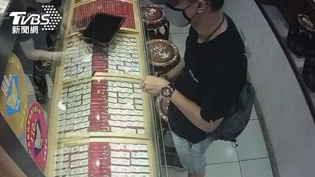 犯嫌到珠寶店變賣飾品。(圖/TVBS)