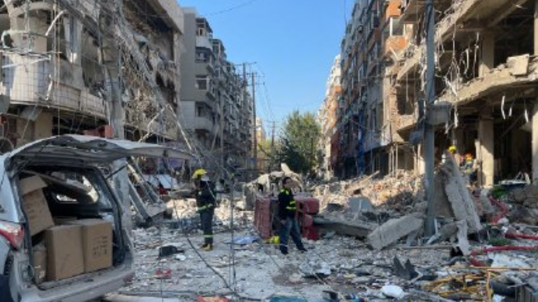氣爆造成整條街道多間建築損毀。(圖/翻攝自新华社微博)