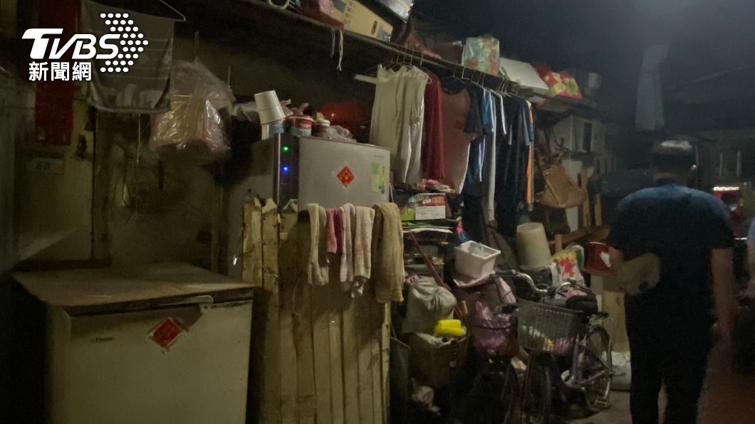 信維大樓居住空間狹隘，公共走道滿是家具。（圖／中央社）