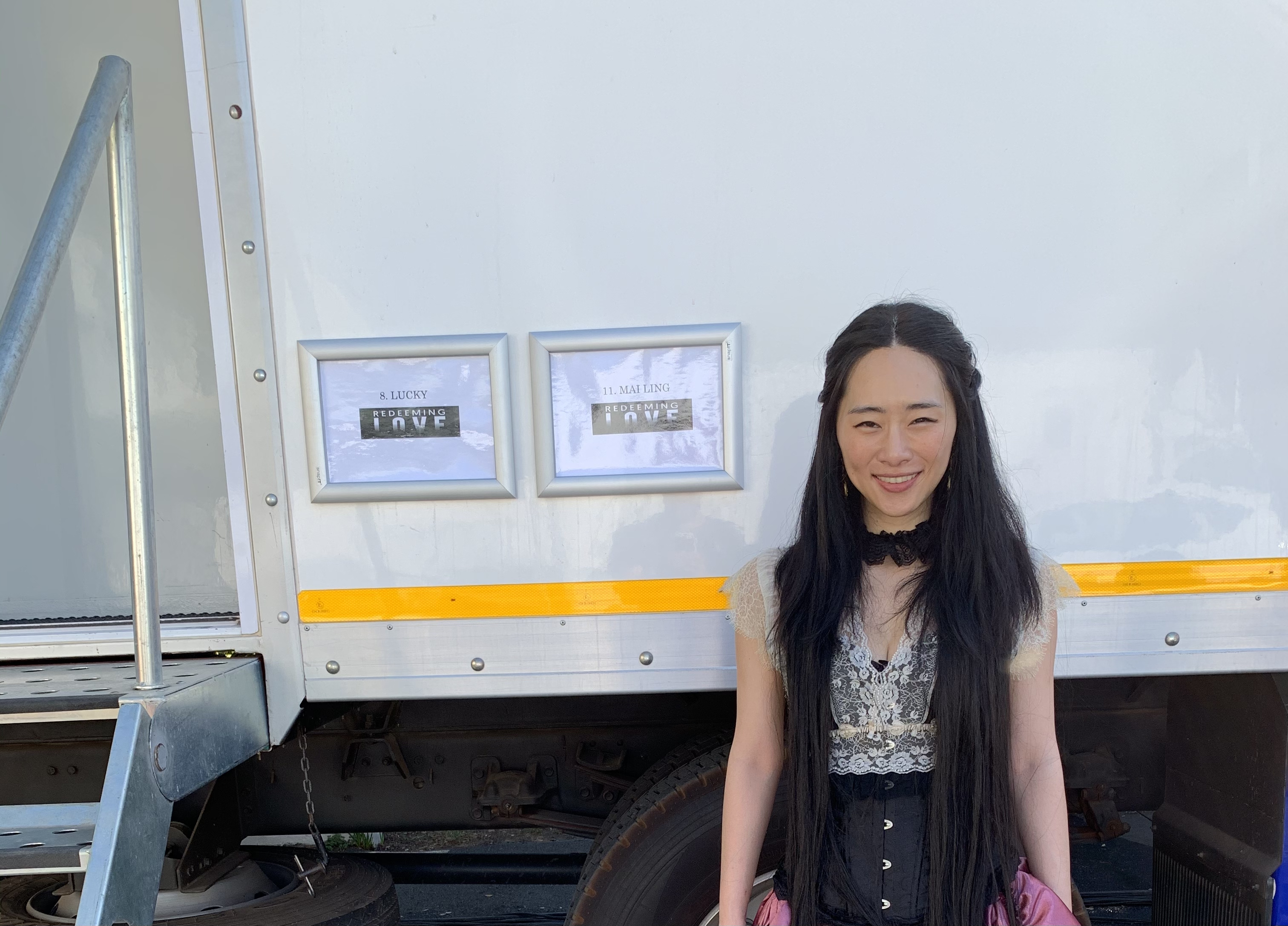 吳可熙在片場與有寫著自己角色（Mai-Ling）名字的專屬演員休息室（拖車_actors' trailer）合影。（圖／CAA經紀公司提供）