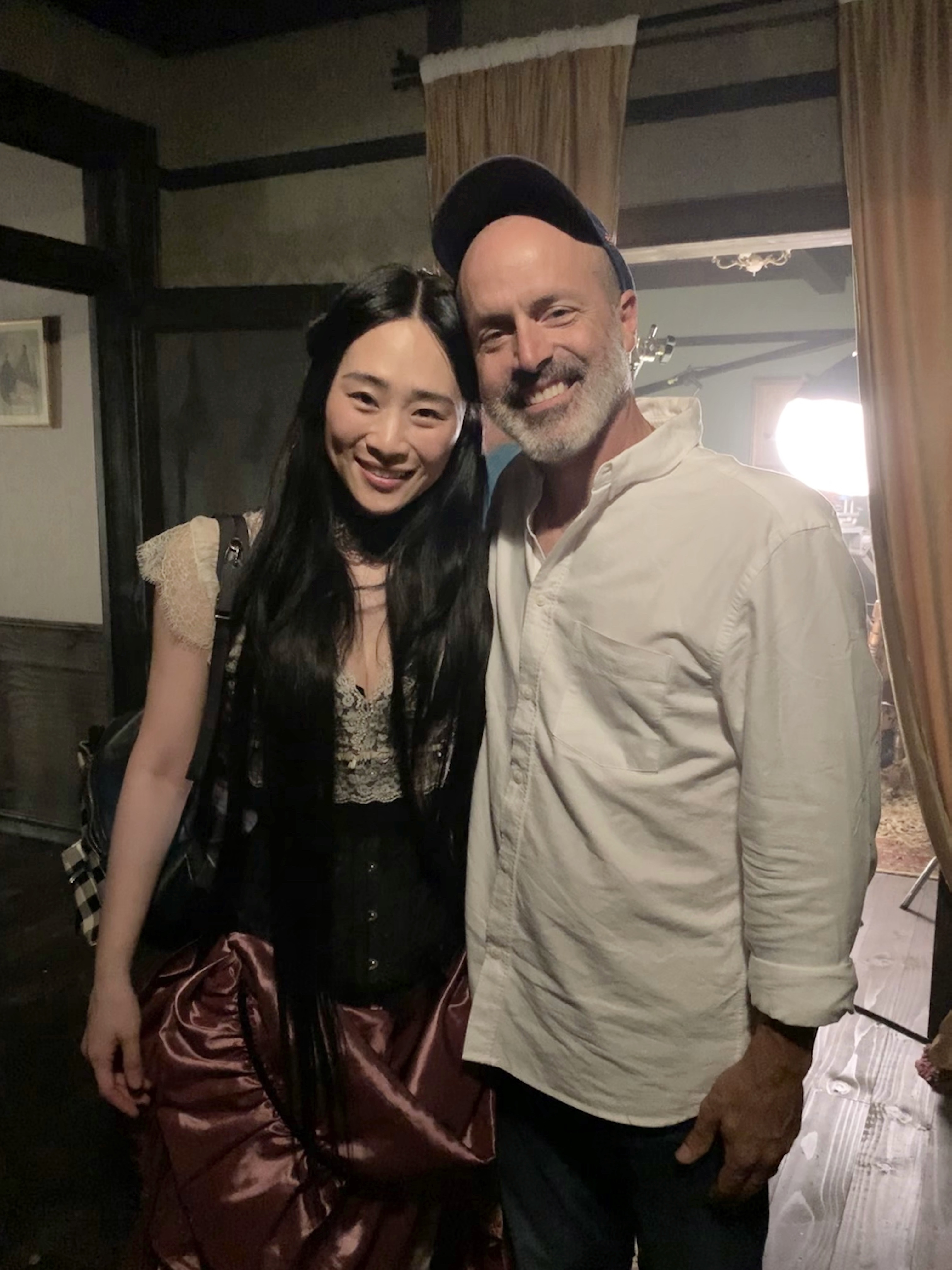 演員吳可熙（左）與導演D.J.克魯索（D.J. Caruso）於片場合影。（圖／CAA經紀公司提供）