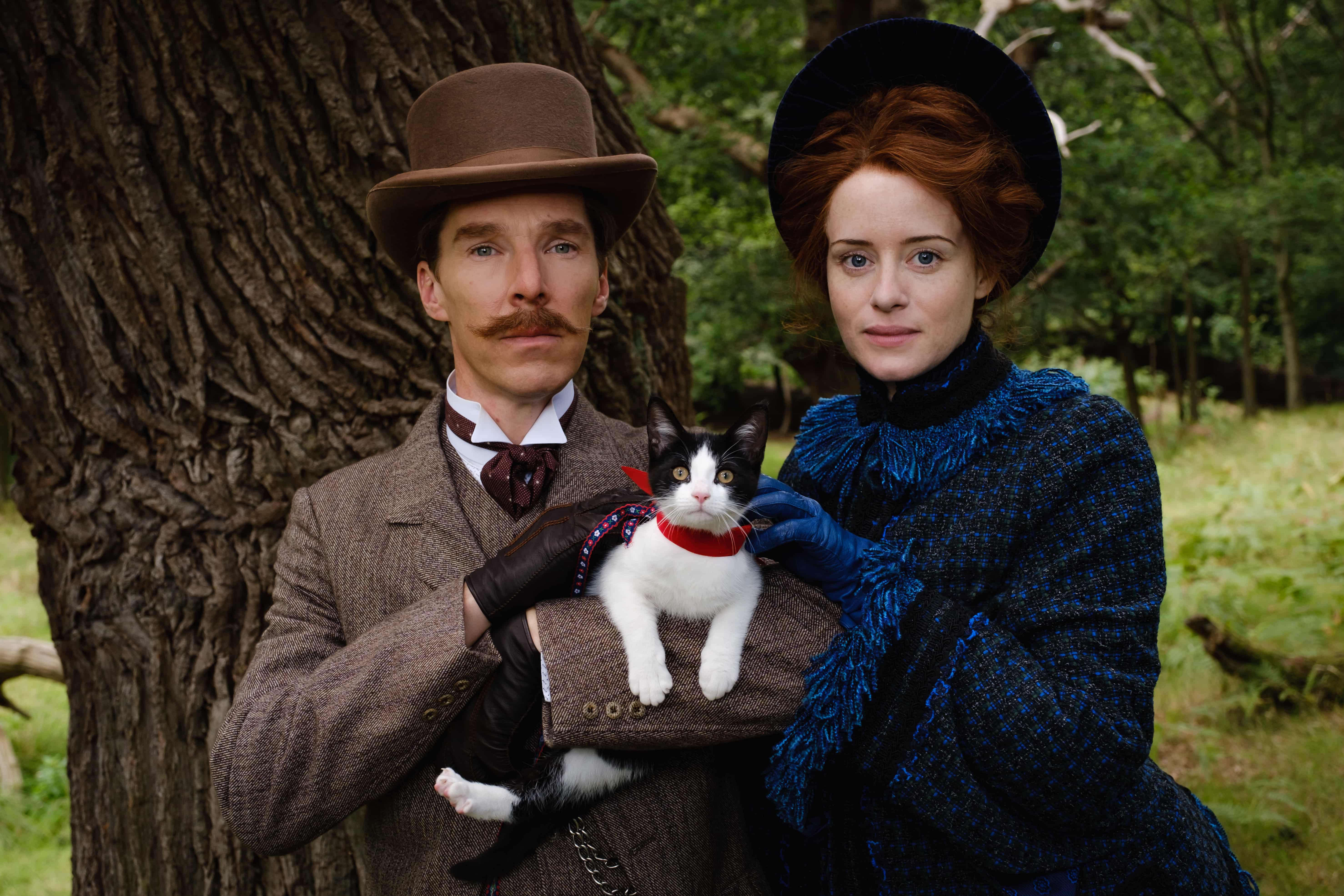 班尼迪克康柏拜區（Benedict Cumberbatch）與克萊兒芙伊（Claire Foy）合演《天才貓奴畫家》。（圖／台北双喜電影提供）