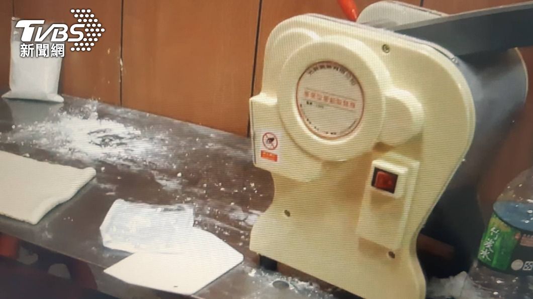 製作麵條操作不慎！小吃店員工大拇遭機器壓碎「險斷裂」