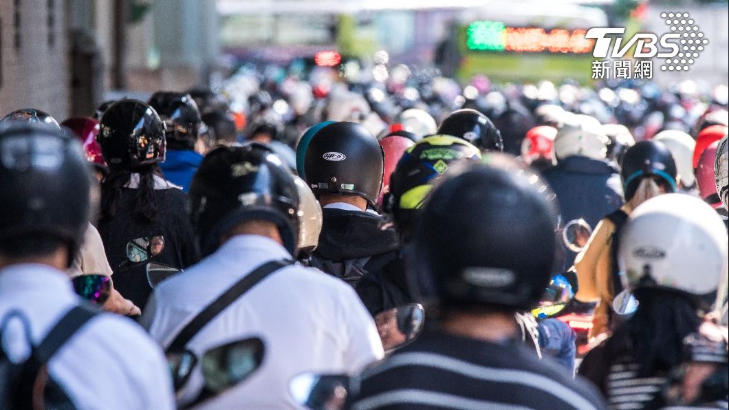 不論開車或騎車,皆要注意行車安全。(示意圖/shutterstock達志影像)
