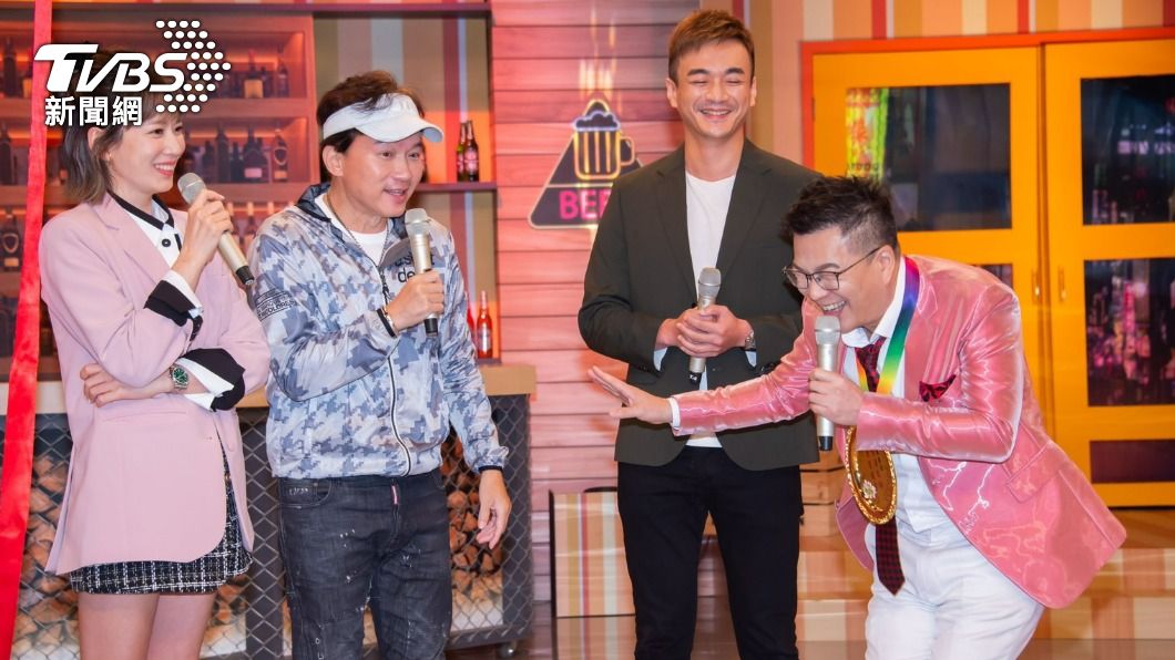 孫鵬(左二)現身力挺《11點熱炒店》。(圖/TVBS)