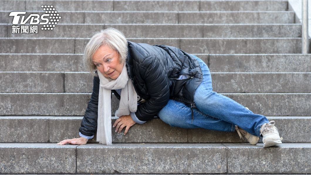 長者跌倒常發生在太急性,腿腳肌肉無力、關節不靈活。(示意圖/shutterstock達志影像)
