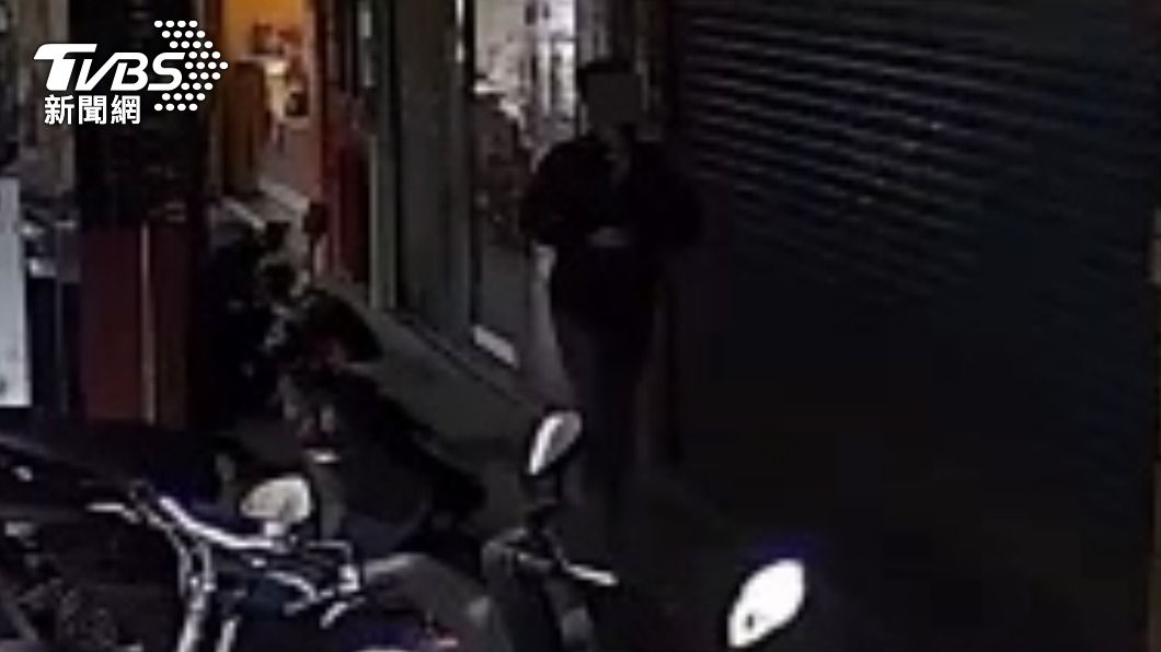 李男行兇後在死者住家搜刮現金。(圖/TVBS)