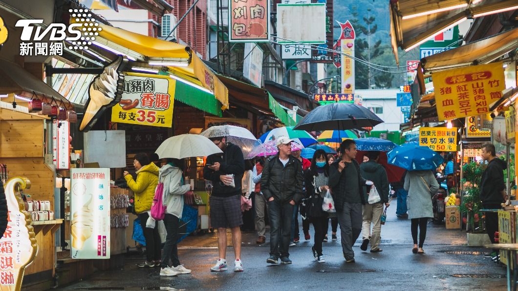週末將會是溼冷的天氣,下週一開始可能才會回溫。(示意圖/shutterstock達志影像)