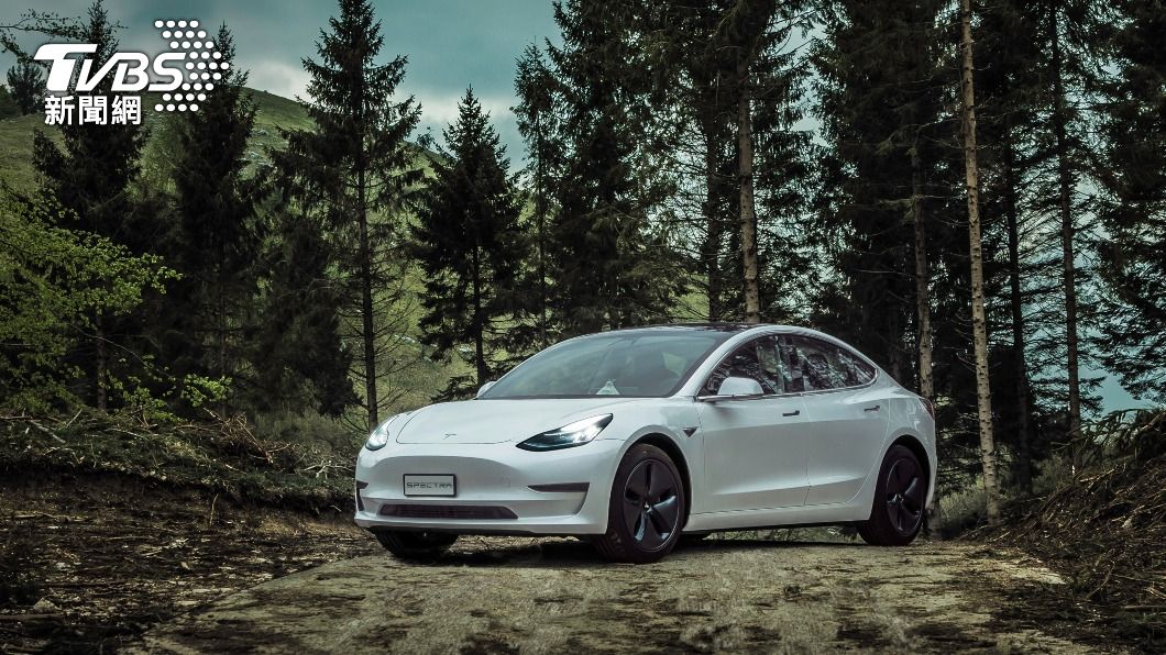 Standard Range標準續航版車款,全面改用成本較低廉的「新型磷酸鐵鋰電池」。(圖/shutterstock達志影像)
