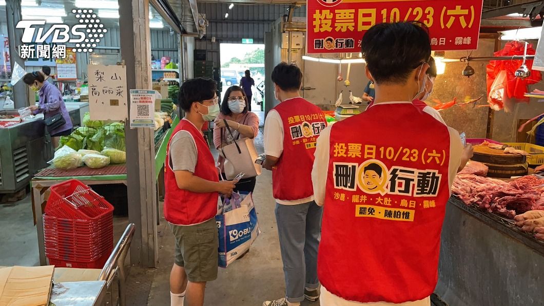 「刪Q總部」成員前進市場掃街宣講。(圖/中央社)