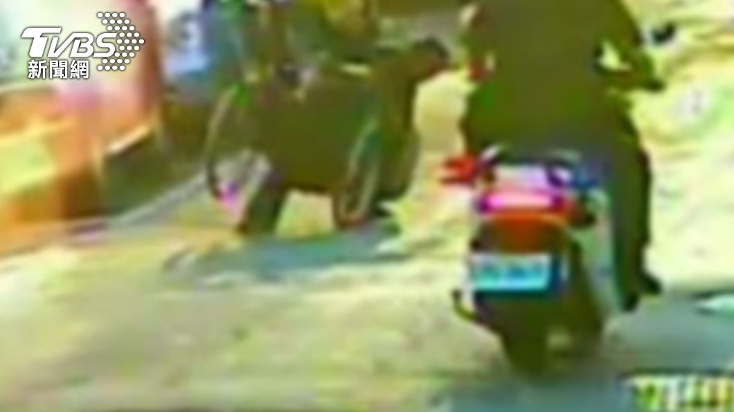 8天走3趟警所!醉男打老人遭身障人士阻 扣脖推翻輪椅毆