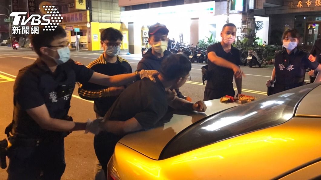 戴男被警方壓制。(圖/TVBS)