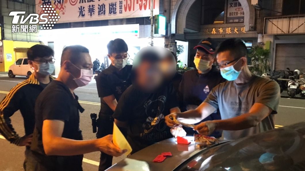 警方在戴車上抄出百餘包毒品。(圖/TVBS)