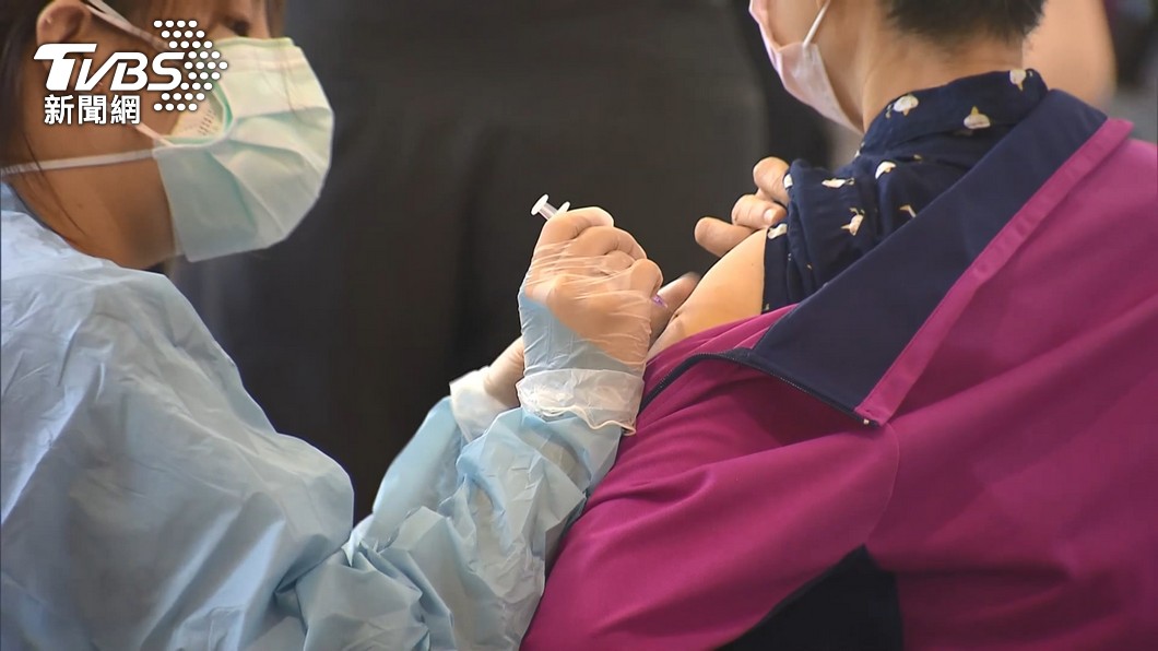 民眾施打疫苗。（圖／TVBS）