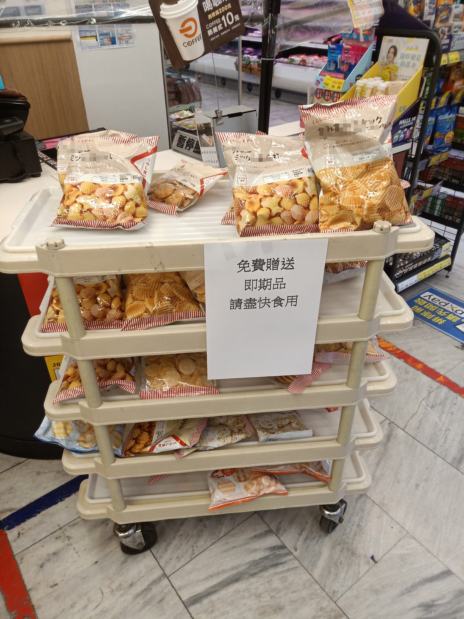 餅乾塞爆5層推車。（圖／翻攝自我愛全聯-好物老實説臉書）
