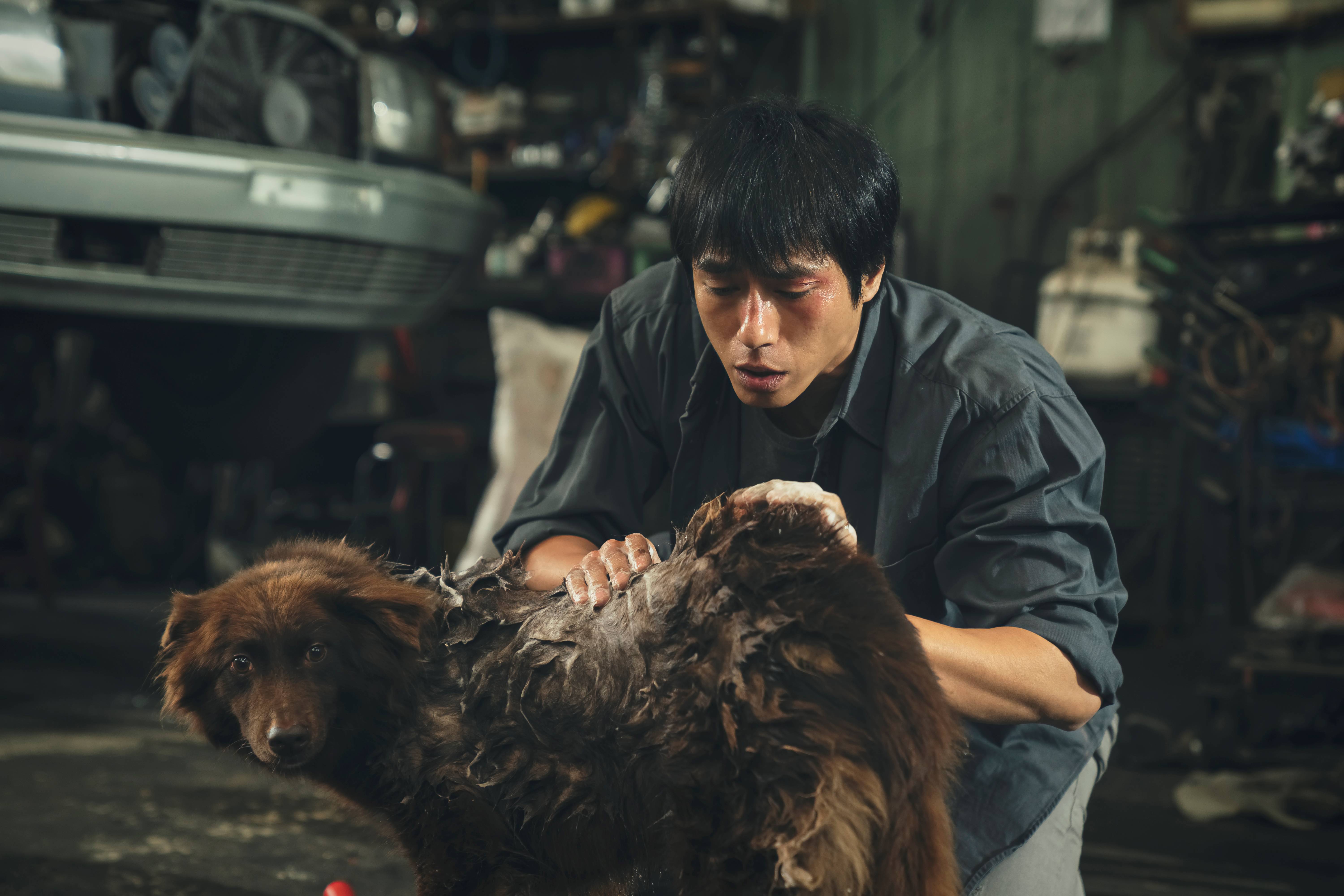 志勝(莊凱勛飾演)在劇中幫「三缺一」洗澡。(圖/LiTV、HBO GO提供)