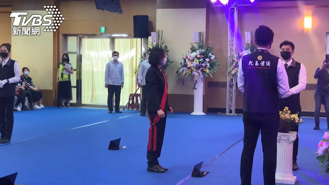 蔡英文前往城中城罹難者公祭。(圖/TVBS)