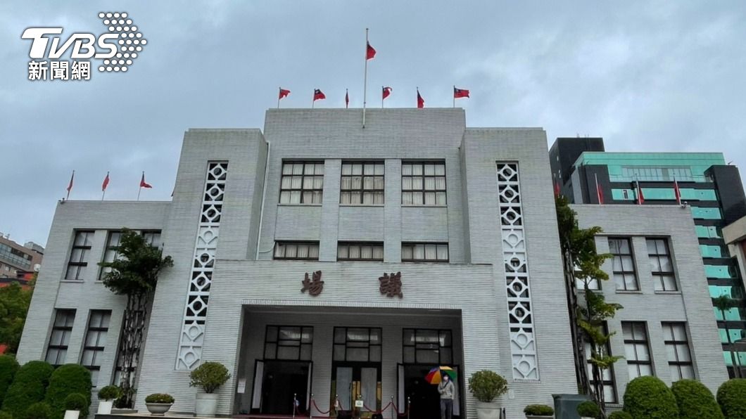 各機關單位皆降半旗哀悼。(圖/TVBS)