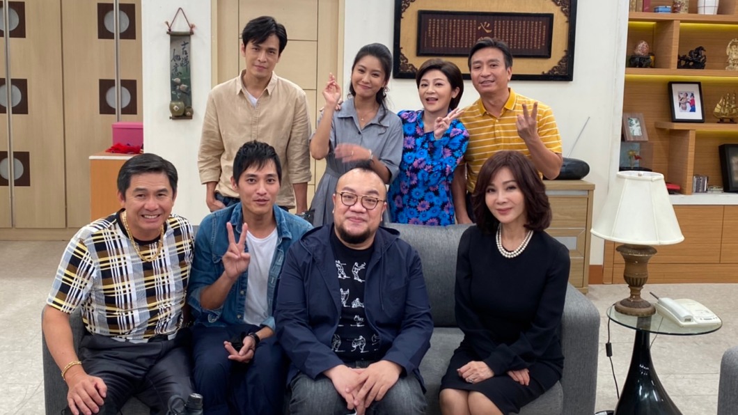 藍正龍、導演葉天倫帶咖啡跟飲料到場應援。(圖/民視提供)