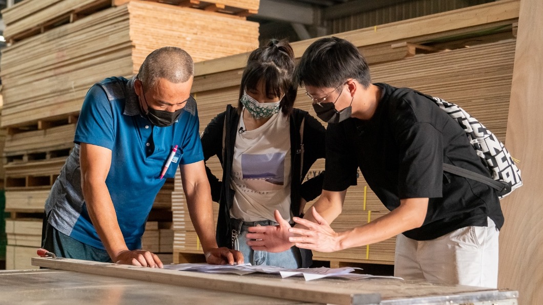 江宏傑與大元到木材工廠採購製作狗屋的材料。(圖/好看娛樂提供)