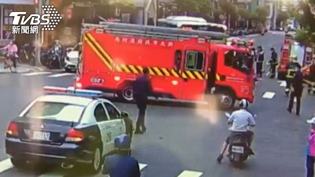 警消到場將人救出。(圖/TVBS)