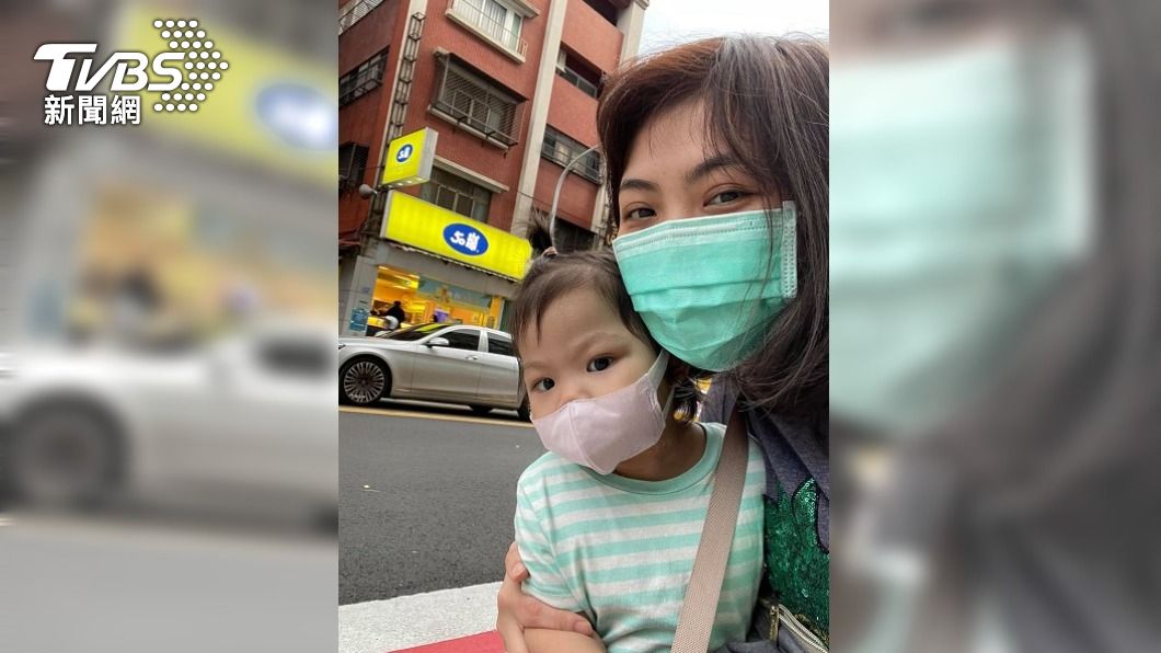 圖為黎雲臺妝與女兒薔薔在台灣街頭的合影。（圖／中央社）