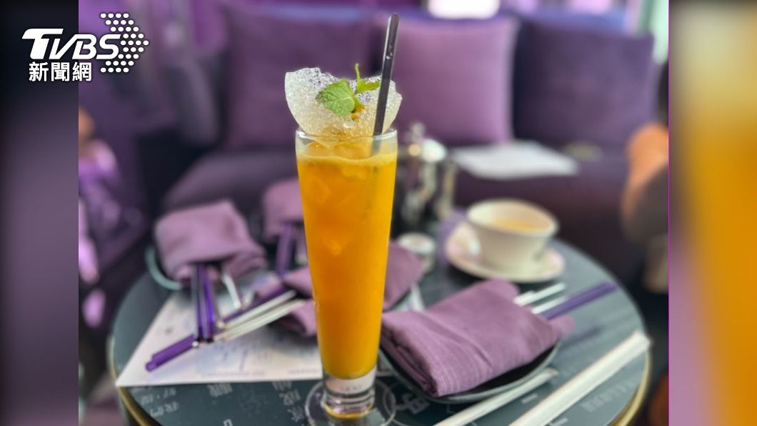 「Tropical Ice Tea熱帶冰茶」選用伯爵茶搭配蘭姆酒,加上百香果、芒果、萊姆等水果交織而成的清新氣息。(圖/TVBS)