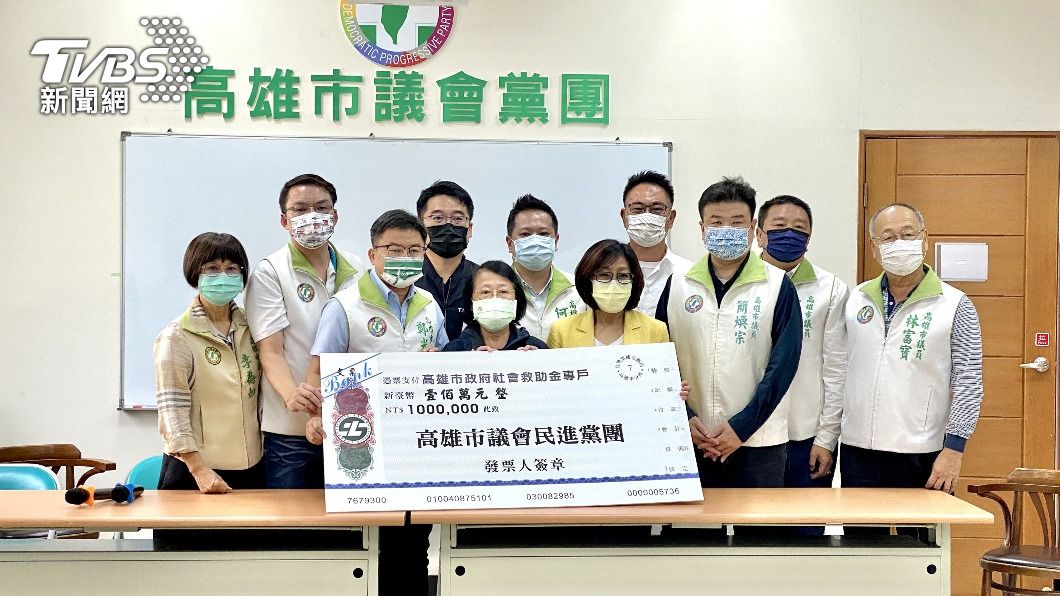 相挺城中城受災戶 高市議會民進黨團捐百萬善款
