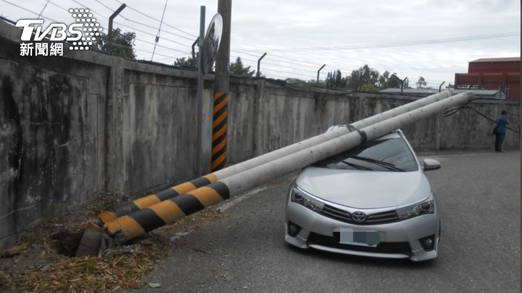 砰砰!拖板車扯斷2根電桿 倒楣飛官開車經過 車頂凹了
