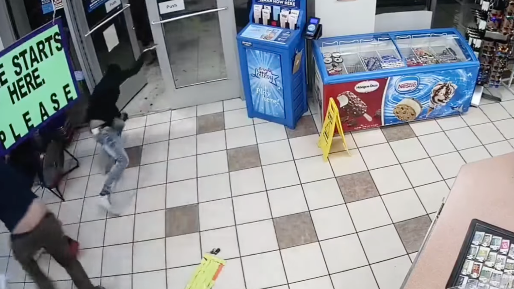 同夥嚇到腿軟,連滾帶爬逃出商店。(圖/翻攝自Yuma County Sheriff's Office Facebook)