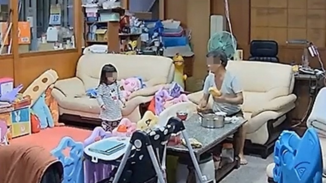 女童知道闖大禍,愣在一旁。(圖/翻攝自爆廢公社二館)