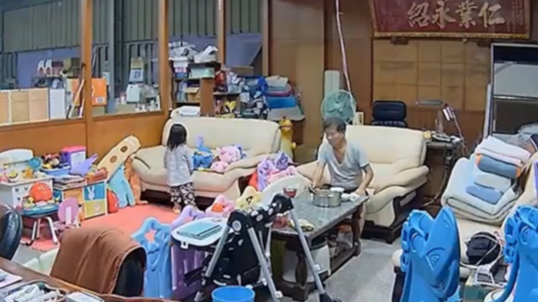 女童原本在沙發上看繪本。(圖/翻攝自爆廢公社二館)