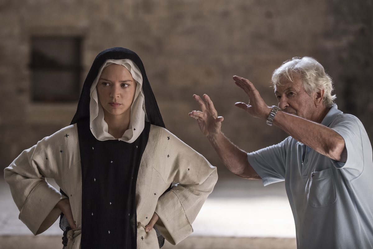 薇吉妮愛菲亞(Virginie Efira)與導演保羅范赫文(Paul Verhoeven)。(圖/車庫提供)