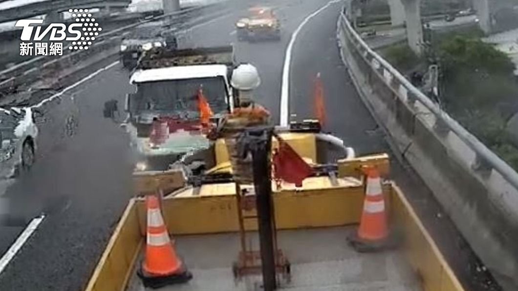 還好有它擋災！國道警處理事故　貨車「沒在看」往前撞