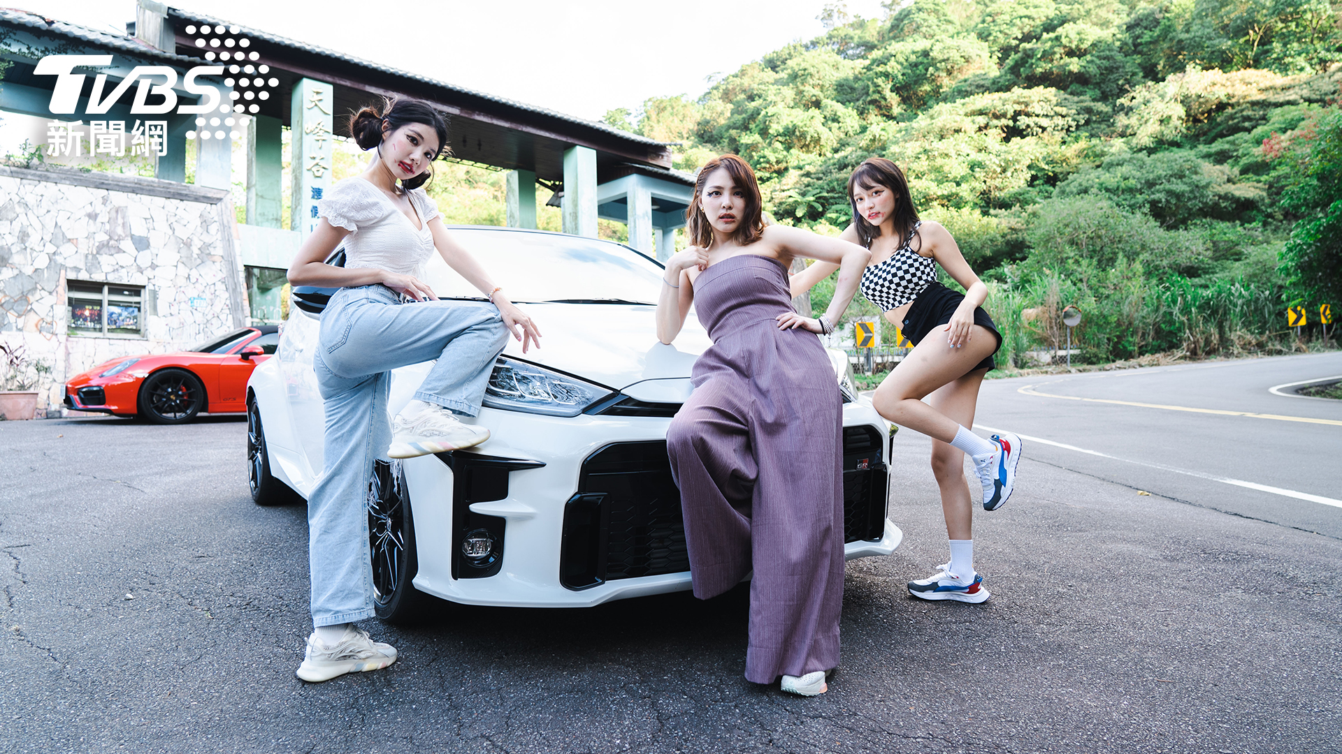 筠熹（左）、熊熊（中）及林襄（右）在汽車行駛山路的同時進行化妝，爭奪「車妝女神」。圖/TVBS提供