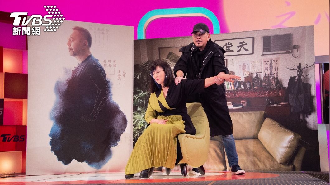 黃秋生現場替主播方念華推拿。(圖/TVBS)
