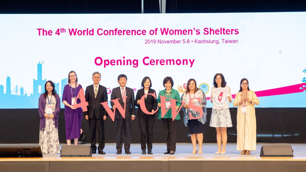 第四屆世界婦女庇護安置大會,蔡英文和與會人士合照。(圖/翻攝自勵馨社福基金會官網)